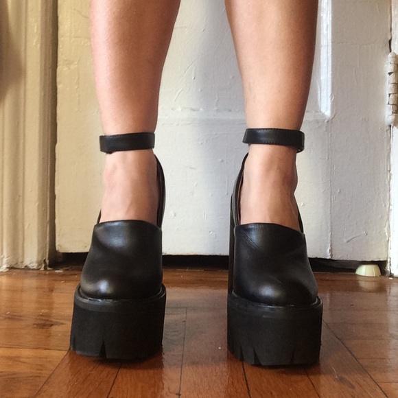 Chunky Goth Platform Heels with Removable Strap! - Picture 2 of 8